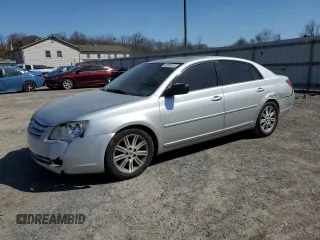 2007 Toyota Avalon XL z VIN 4T1BK36BX7U194144, wystawiony jako Copart lot #48680825 z przebiegiem 189 497 mil mil oraz Szkody całkowita. Historia ofert i sprzedaży dostępna na DreamBid. Obrazek 1.