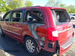 2013 Chrysler Town & Country Touring z VIN 2C4RC1BG0DR808746, wystawiony jako IAAI lot #42211342 z przebiegiem 117 542 mil mil oraz . Historia ofert i sprzedaży dostępna na DreamBid. Obrazek 6.