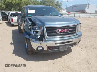 2010 GMC Sierra 1500 SLE z VIN 3GTRKVE35AG209183, wystawiony jako IAAI lot #42064516 z przebiegiem Nie podano mil oraz . Historia ofert i sprzedaży dostępna na DreamBid. Obrazek 6.