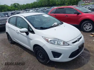 2013 Ford Fiesta S z VIN 3FADP4TJ4DM164594, wystawiony jako IAAI lot #42154202 z przebiegiem 75 860 mil mil oraz . Historia ofert i sprzedaży dostępna na DreamBid. Obrazek 1.