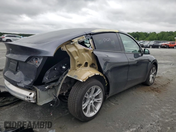 2024 Tesla Model Y z VIN 7SAYGDED5RF018979, wystawiony jako Copart lot #55651195 z przebiegiem 10 488 mil mil oraz Czysty tytuł • Clean title. Historia ofert i sprzedaży dostępna na DreamBid. Obrazek 3.