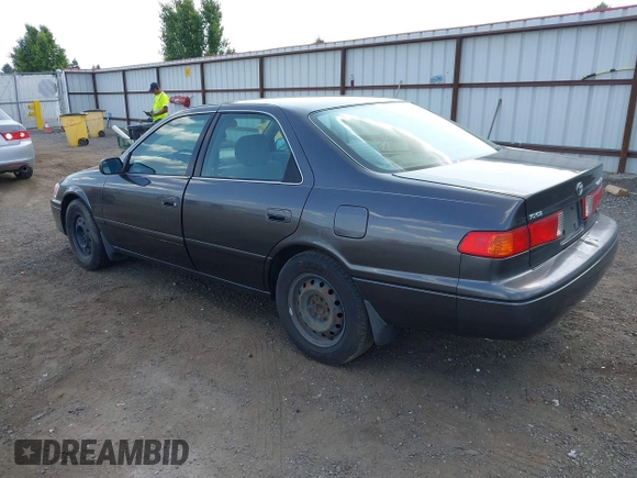 2000 Toyota Camry LE z VIN JT2BF22K4Y0236656, wystawiony jako IAAI lot #42476539 z przebiegiem 210 773 mil mil oraz . Historia ofert i sprzedaży dostępna na DreamBid. Obrazek 3.