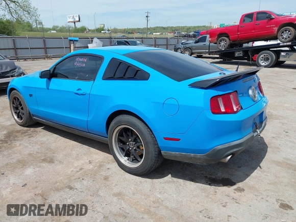 2010 Ford Mustang GT z VIN 1ZVBP8CH0A5113940, wystawiony jako IAAI lot #42068181 z przebiegiem 131 760 mil mil oraz . Historia ofert i sprzedaży dostępna na DreamBid. Obrazek 3.