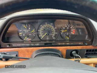1989 Mercedes-Benz 560 z VIN WDBCA39E8KA462974, wystawiony jako Copart lot #58276215 z przebiegiem 138 064 mil mil oraz Tytuł czysty. Historia ofert i sprzedaży dostępna na DreamBid. Obrazek 8.