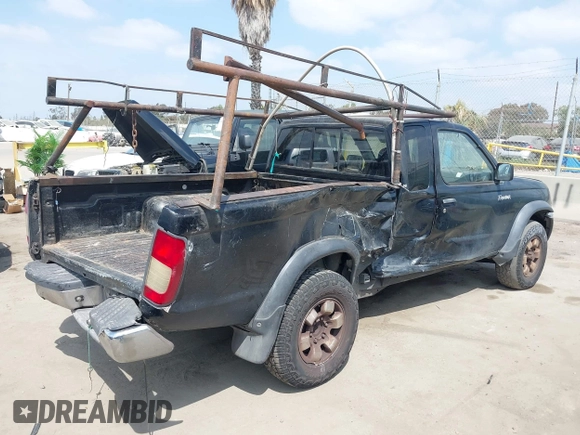 1999 Nissan Frontier XE z VIN 1N6ED26Y5XC321492, wystawiony jako IAAI lot #42116307 z przebiegiem 446 841 mil mil oraz . Historia ofert i sprzedaży dostępna na DreamBid. Obrazek 4.