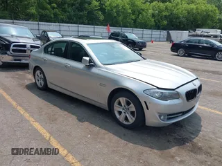 2013 BMW 5 Series 528i xDrive z VIN WBAXH5C57DD111863, wystawiony jako IAAI lot #42513876 z przebiegiem 99 219 mil mil oraz . Historia ofert i sprzedaży dostępna na DreamBid. Obrazek 1.