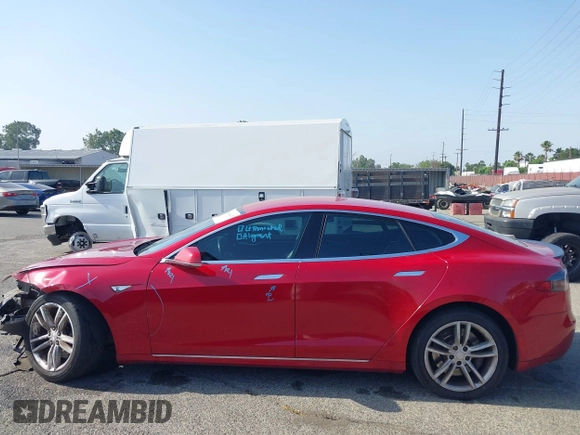 2014 Tesla Model S 60 z VIN 5YJSA1H16EFP42727, wystawiony jako IAAI lot #42544475 z przebiegiem 166 877 mil mil oraz . Historia ofert i sprzedaży dostępna na DreamBid. Obrazek 15.