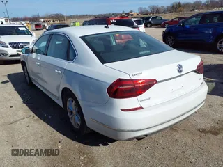 2017 Volkswagen Passat S z VIN 1VWAT7A39HC070407, wystawiony jako IAAI lot #41529297 z przebiegiem 99 427 mil mil oraz . Historia ofert i sprzedaży dostępna na DreamBid. Obrazek 3.
