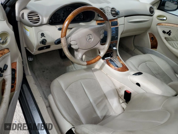2005 Mercedes-Benz CLK 320 z VIN WDBTJ65J55F157718, wystawiony jako Copart lot #45033595 z przebiegiem 153 639 mil mil oraz Szkody całkowita. Historia ofert i sprzedaży dostępna na DreamBid. Obrazek 8.