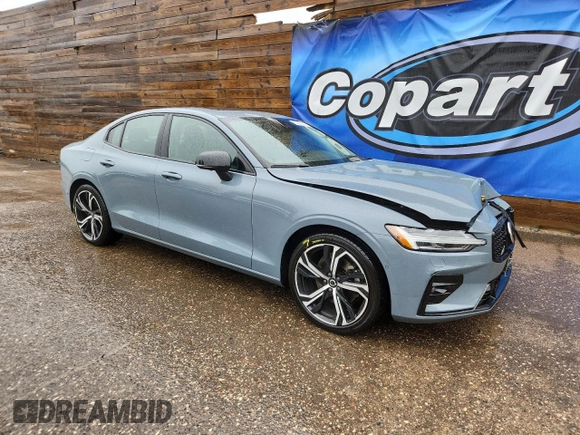 2024 Volvo S60 Plus Dark Theme z VIN 7JRL12TL4RG280801, wystawiony jako Copart lot #59200795 z przebiegiem 29 046 mil mil oraz Czysty tytuł • Clean title. Historia ofert i sprzedaży dostępna na DreamBid. Obrazek 4.