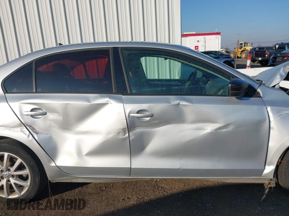 2015 Volkswagen Jetta SE z VIN 3VWD17AJ6FM257858, wystawiony jako IAAI lot #41007963 z przebiegiem 165 064 mil mil oraz . Historia ofert i sprzedaży dostępna na DreamBid. Obrazek 13.