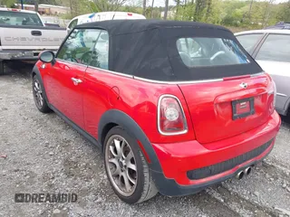 2010 MINI Convertible S z VIN WMWMS3C53AT012001, wystawiony jako IAAI lot #42024826 z przebiegiem 110 471 mil mil oraz . Historia ofert i sprzedaży dostępna na DreamBid. Obrazek 3.