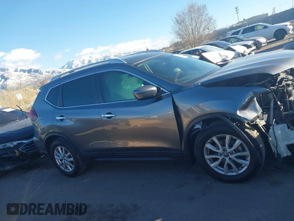 2020 Nissan Rogue SV z VIN KNMAT2MT0LP521582, wystawiony jako IAAI lot #41679439 z przebiegiem 128 541 mil mil oraz . Historia ofert i sprzedaży dostępna na DreamBid. Obrazek 13.
