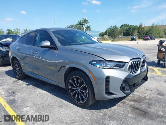 2025 BMW X6 xDrive40i z VIN 5UX33EX04S9X20728, wystawiony jako IAAI lot #42192580 z przebiegiem 22 906 mil mil oraz . Historia ofert i sprzedaży dostępna na DreamBid. Obrazek 1.