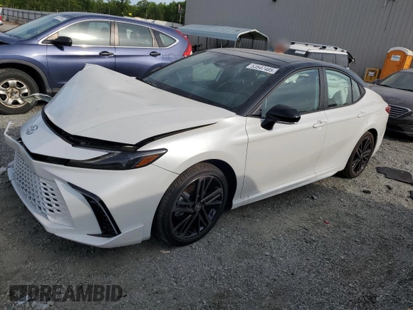 2025 Toyota Camry LE z VIN 4T1DAACK0SU015011, wystawiony jako Copart lot #53547485 z przebiegiem 2 200 mil mil oraz Szkoda całkowita • Salvage title. Historia ofert i sprzedaży dostępna na DreamBid. Obrazek 1.