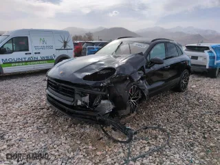 2024 Porsche Macan S with VIN WP1AG2A52RLB38333, listed as a Copart auction lot 43800425 with 9,560 mi miles and Salvage Title. Bid and sale history available at carsss.com. Image 1.