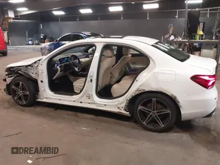 2021 Mercedes-Benz A 220 z VIN W1K3G4FB4MJ305001, wystawiony jako IAAI lot #41755631 z przebiegiem 74 322 mil mil oraz . Historia ofert i sprzedaży dostępna na DreamBid. Obrazek 15.