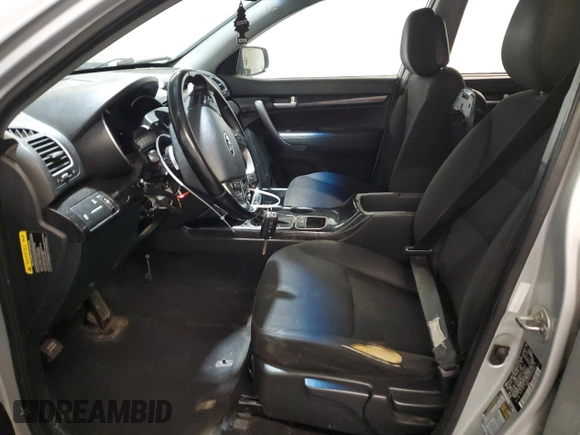 2014 Kia Sorento LX z VIN 5XYKTCA6XEG465634, wystawiony jako Copart lot #57148995 z przebiegiem 201 503 mil mil oraz Szkoda całkowita • Salvage title. Historia ofert i sprzedaży dostępna na DreamBid. Obrazek 7.