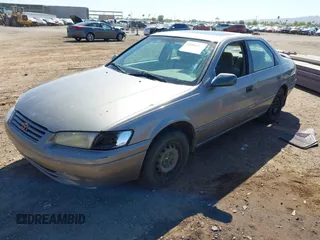 1998 Toyota Camry LE z VIN 4T1BG22K0WU352118, wystawiony jako IAAI lot #42066267 z przebiegiem 289 599 mil mil oraz . Historia ofert i sprzedaży dostępna na DreamBid. Obrazek 2.