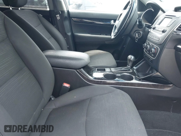 2014 Kia Sorento LX z VIN 5XYKT3A67EG502722, wystawiony jako IAAI lot #42411696 z przebiegiem 104 018 mil mil oraz . Historia ofert i sprzedaży dostępna na DreamBid. Obrazek 5.