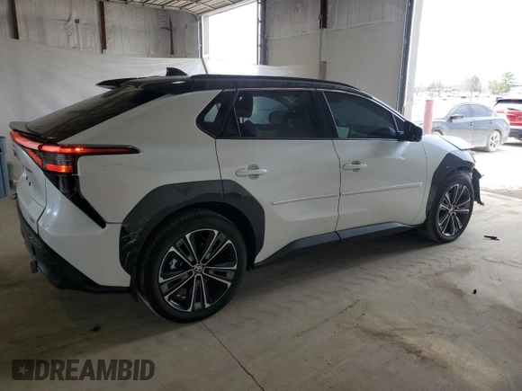 2023 Toyota bZ4X XLE z VIN JTMABACA4PA021222, wystawiony jako Copart lot #50700705 z przebiegiem 14 750 mil mil oraz Szkoda całkowita • Salvage title. Historia ofert i sprzedaży dostępna na DreamBid. Obrazek 3.