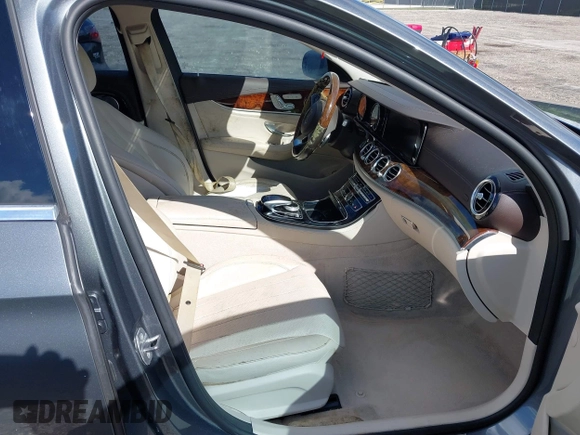 2017 Mercedes-Benz E-Class E 300 Luxury with VIN WDDZF4JB2HA137353, listed as a IAAI auction lot 40830208 with 1 mi miles. Bid and sale history available at carsss.com. Image 5.