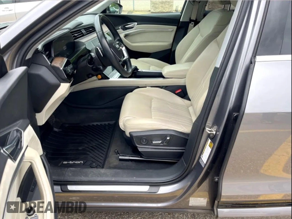 2019 Audi e-tron Prestige z VIN WA1VABGE0KB011XXX, wystawiony jako Copart lot #58495745 z przebiegiem 66 764 mil mil oraz Czysty tytuł • Clean title. Historia ofert i sprzedaży dostępna na DreamBid. Obrazek 5.