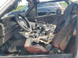 1987 BMW 3 Series z VIN WBABB2303H1943139, wystawiony jako Copart lot #65233074 z przebiegiem Nie podano mil oraz Nie do naprawy • Non repairable. Historia ofert i sprzedaży dostępna na DreamBid. Obrazek 7.