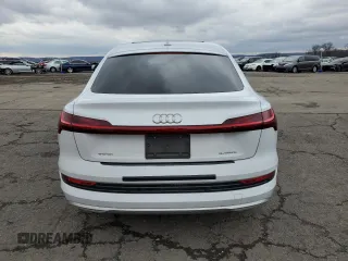 2020 Audi e-tron Sportback Premium Plus z VIN WA12ABGE5LB032271, wystawiony jako Copart lot #70638782 z przebiegiem 17 920 mil mil oraz . Historia ofert i sprzedaży dostępna na DreamBid. Obrazek 6.
