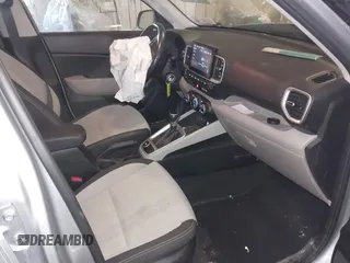 2021 Hyundai Venue Denim z VIN KMHRC8A33MU081091, wystawiony jako IAAI lot #41391922 z przebiegiem 49 343 mil mil oraz . Historia ofert i sprzedaży dostępna na DreamBid. Obrazek 5.