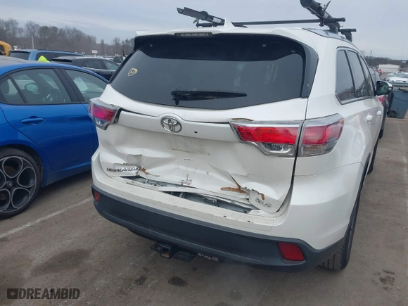 2014 Toyota Highlander XLE with VIN 5TDKKRFH2ES010070, listed as a IAAI auction lot 41379778 with 123,841 mi miles. Bid and sale history available at carsss.com. Image 6.
