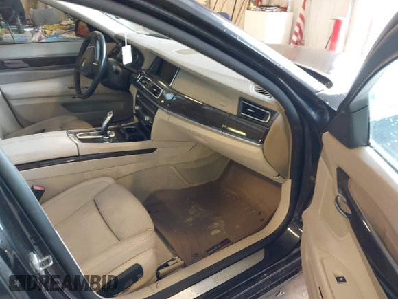 2013 BMW 7 Series 750i xDrive z VIN WBAYB6C56DC997904, wystawiony jako IAAI lot #42529968 z przebiegiem Nie podano mil oraz . Historia ofert i sprzedaży dostępna na DreamBid. Obrazek 5.