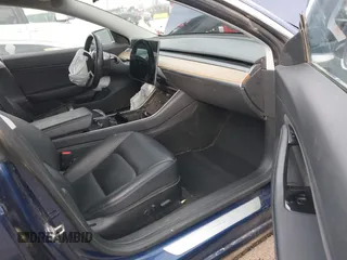 2018 Tesla Model 3 Long Range Battery z VIN 5YJ3E1EA3JF043451, wystawiony jako IAAI lot #41529214 z przebiegiem 65 375 mil mil oraz . Historia ofert i sprzedaży dostępna na DreamBid. Obrazek 5.