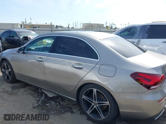 2019 Mercedes-Benz A 220 z VIN WDD3G4EB1KW025196, wystawiony jako IAAI lot #41861125 z przebiegiem 79 396 mil mil oraz . Historia ofert i sprzedaży dostępna na DreamBid. Obrazek 14.