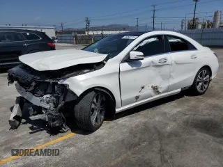2018 Mercedes-Benz CLA 250 z VIN WDDSJ4EB9JN635123, wystawiony jako Copart lot #55898275 z przebiegiem 76 361 mil mil oraz Szkoda całkowita • Salvage title. Historia ofert i sprzedaży dostępna na DreamBid. Obrazek 1.
