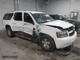 2007 Chevrolet Suburban LT with VIN 1GNFK16397R198621, listed as a IAAI auction lot 41328410 with 186,991 mi miles. Bid and sale history available at carsss.com. Image 1.