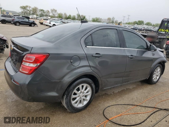 2017 Chevrolet Sonic LT z VIN 1G1JD5SH5H4145735, wystawiony jako Copart lot #54743105 z przebiegiem 108 652 mil mil oraz Szkoda całkowita • Salvage title. Historia ofert i sprzedaży dostępna na DreamBid. Obrazek 3.