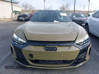 2024 Audi RS e-tron GT z VIN WAUBHBFW5R7900659, wystawiony jako IAAI lot #41797376 z przebiegiem 1010 mil mil oraz . Historia ofert i sprzedaży dostępna na DreamBid. Obrazek 13.
