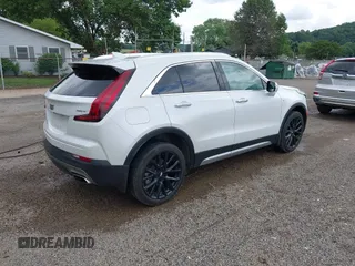 2022 Cadillac XT4 AWD Premium Luxury z VIN 1GYFZDR42NF128199, wystawiony jako IAAI lot #42522314 z przebiegiem 29 002 mil mil oraz . Historia ofert i sprzedaży dostępna na DreamBid. Obrazek 4.
