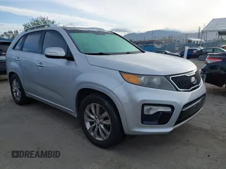 2013 Kia Sorento SX z VIN 5XYKW4A27DG380954, wystawiony jako IAAI lot #41932872 z przebiegiem 183 599 mil mil oraz . Historia ofert i sprzedaży dostępna na DreamBid. Obrazek 1.