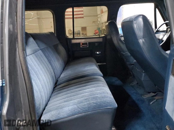 1987 GMC Suburban z VIN 1GKGV26K8HF534817, wystawiony jako Copart lot #43368215 z przebiegiem 82 553 mil mil oraz Tytuł czysty. Historia ofert i sprzedaży dostępna na DreamBid. Obrazek 11.