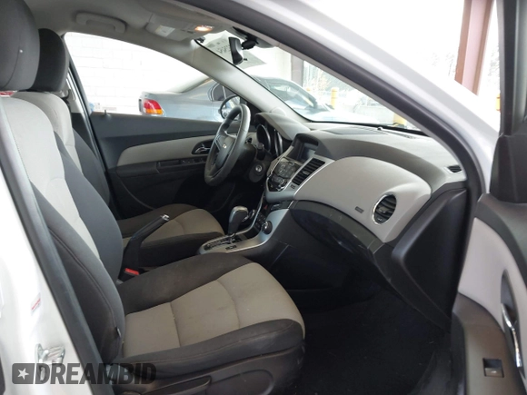2015 Chevrolet Cruze LS z VIN 1G1PA5SG6F7278428, wystawiony jako IAAI lot #42325454 z przebiegiem 87 930 mil mil oraz . Historia ofert i sprzedaży dostępna na DreamBid. Obrazek 5.