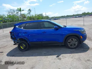 2024 Kia Seltos S z VIN KNDEU2AA1R7615223, wystawiony jako IAAI lot #42351224 z przebiegiem 27 375 mil mil oraz . Historia ofert i sprzedaży dostępna na DreamBid. Obrazek 14.