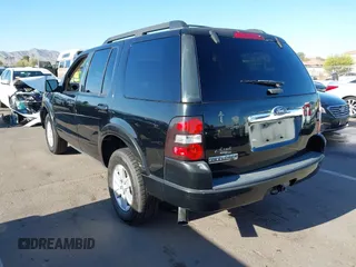 2010 Ford Explorer XLT z VIN 1FMEU6DE6AUA59210, wystawiony jako IAAI lot #41999624 z przebiegiem 131 373 mil mil oraz . Historia ofert i sprzedaży dostępna na DreamBid. Obrazek 3.