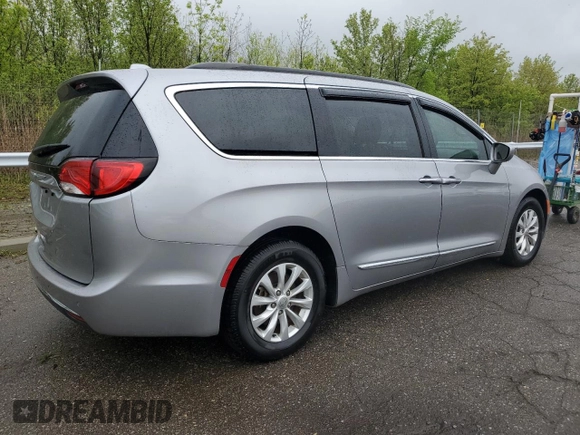 2017 Chrysler Pacifica Touring L with VIN 2C4RC1BG2HR552731, listed as a Copart auction lot 55069825 with 33,315 mi miles and Salvage Title. Bid and sale history available at DreamBid. Image 3.
