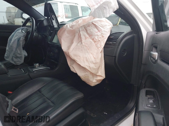 2016 Chrysler 300 S z VIN 2C3CCAGG5GH270347, wystawiony jako IAAI lot #41487152 z przebiegiem 104 041 mil mil oraz . Historia ofert i sprzedaży dostępna na DreamBid. Obrazek 5.