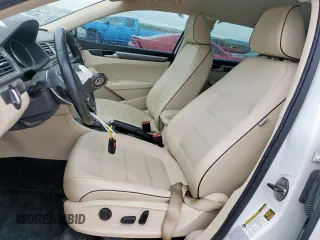 2017 Volkswagen Passat R-Line z VIN 1VWDT7A39HC074471, wystawiony jako Copart lot #51965305 z przebiegiem 63 152 mil mil oraz Szkoda całkowita • Salvage title. Historia ofert i sprzedaży dostępna na DreamBid. Obrazek 7.