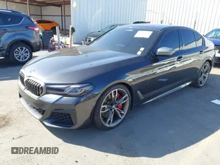 2021 BMW 5 Series M550i xDrive z VIN WBA13BK03MCG88715, wystawiony jako IAAI lot #41492059 z przebiegiem 64 485 mil mil oraz . Historia ofert i sprzedaży dostępna na DreamBid. Obrazek 2.