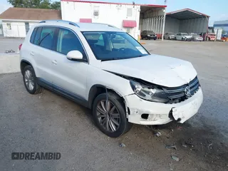 2013 Volkswagen Tiguan SE z VIN WVGAV7AX5DW545202, wystawiony jako IAAI lot #42318584 z przebiegiem 91 556 mil mil oraz . Historia ofert i sprzedaży dostępna na DreamBid. Obrazek 1.