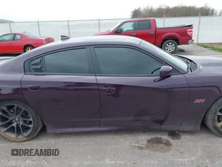 2020 Dodge Charger Scat Pack Widebody z VIN 2C3CDXGJ2LH234766, wystawiony jako IAAI lot #42005227 z przebiegiem 32 550 mil mil oraz . Historia ofert i sprzedaży dostępna na DreamBid. Obrazek 14.